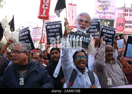 Kolkata, Inde. 11Th Jan, 2020. Les militants de l'unité sociale Centre d'Inde (SUCI) tenir des pancartes et crier des slogans contre le Premier Ministre indien Narendra Modi puisqu'ils participent à une manifestation contre la nouvelle loi sur la citoyenneté de l'Inde. (Photo de Dipa Chakraborty/Pacific Press) Credit : Pacific Press Agency/Alamy Live News Banque D'Images