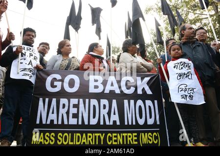 Kolkata, Inde. 11Th Jan, 2020. Les militants de l'unité sociale Centre d'Inde (SUCI) tenir des pancartes et crier des slogans contre le Premier Ministre indien Narendra Modi puisqu'ils participent à une manifestation contre la nouvelle loi sur la citoyenneté de l'Inde. (Photo de Dipa Chakraborty/Pacific Press) Credit : Pacific Press Agency/Alamy Live News Banque D'Images
