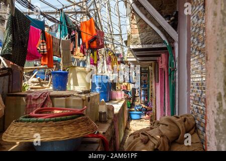 Dans la rue étroite de Dharavi Slum à Mumbai. Inde Banque D'Images