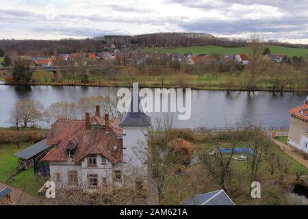 Vue sur Rochlitz en Allemagne en Europe avec la rivière Zwickauer Mulde Banque D'Images