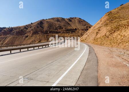 Autoroute A-373, autoroute Tachkent-Osh, passage Kamchik en Ouzbékistan Banque D'Images