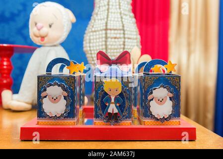 Gros plan de bonbons au chocolat décorés dans un plateau doré décoré de perles. Enfants anniversaire fête décoration. Fête à thème Little prince. Fcu sélectif Banque D'Images