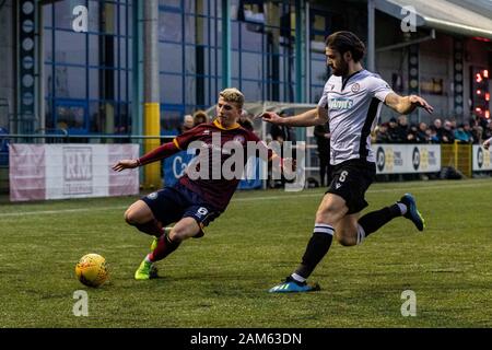 Mael Davies, de Cardiff, S'Est Réuni contre Jonathan Scratle, de la ville de Bala. Cardiff Metropolitan University / Bala Town au campus Cyncoed dans le JD C Banque D'Images