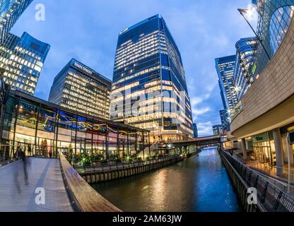 Londres, Angleterre, Royaume-Uni - 11 décembre 2019 : grands bâtiments d'affaires dans la région de Canary Wharf, place Churchill dans Un Canada Square à l'heure bleue Banque D'Images