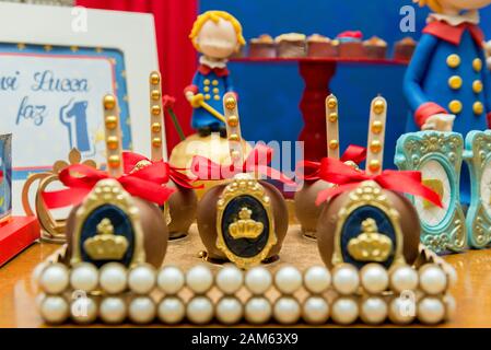 Gros plan de bonbons au chocolat décorés dans un plateau doré décoré de perles. Enfants anniversaire fête décoration. Fête à thème Little prince. Fcu sélectif Banque D'Images