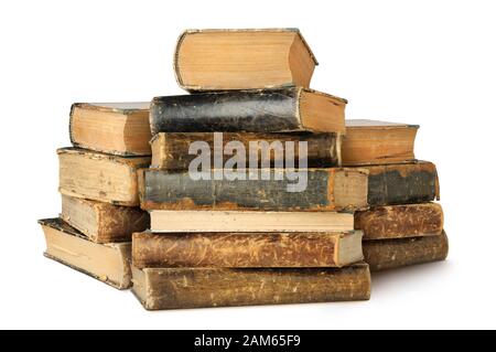 Vieux livres isolés. Trois piles de livres de cru isolé sur fond blanc avec clipping path Banque D'Images