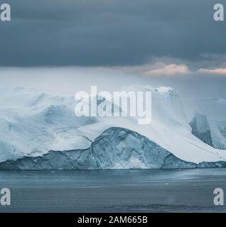 3 baleines à bosse près de plongée parmi les icebergs d'Ilulissat. Leur source est par le glacier Jakobshavn. La source d'icebergs est un réchauffement global et Banque D'Images