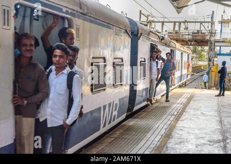 Train local à la gare. Le Réseau Ferroviaire De Banlieue De Mumbai. Inde Banque D'Images