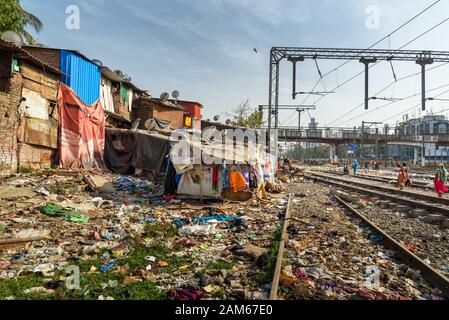 Vue sur les bidonvilles zone pauvre près De La Gare De Banlieue. Dharavi Slum À Mumbai. Inde Banque D'Images