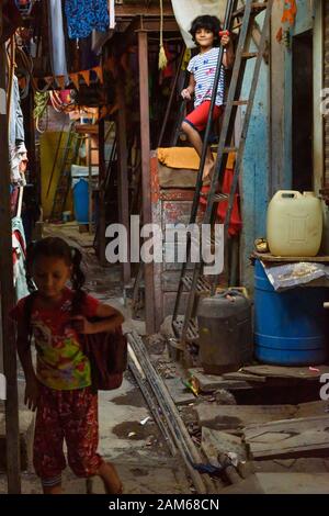 Dans la rue étroite de Dharavi Slum à Mumbai. Inde Banque D'Images