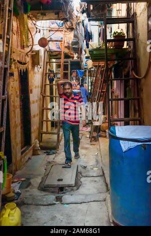 Dans la rue étroite de Dharavi Slum à Mumbai. Inde Banque D'Images