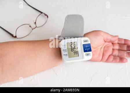 Contrôle de la tension artérielle à l'aide d'un appareil de mesure. Santé et concept médical Banque D'Images