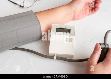 Contrôle de la tension artérielle à l'aide d'un appareil de mesure. Santé et concept médical Banque D'Images