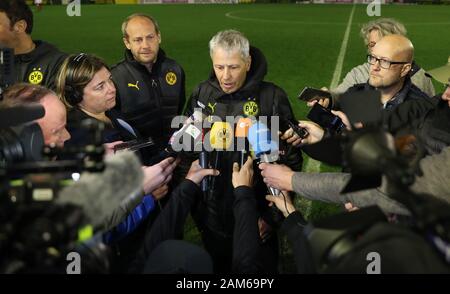 Marbella, Espagne. 11Th Jan, 2020. Bundesliga : Football, test match dans le camp d'entraînement au Marbella centre Football Stadium, le Borussia Dortmund - FSV Mainz 05, Dortmund entraîneur Lucien Favre parlant aux journalistes après le match. Credit : Friso Gentsch/dpa/Alamy Live News Banque D'Images