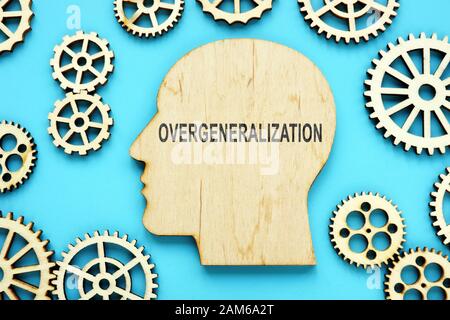 Surgénéralisation mot sur la forme de la tête en bois. Symptôme d'anxiété sociale concept. Banque D'Images