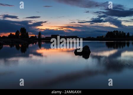 Coucher de soleil dans la zone naturelle du Barruecos. Malpartida de Caceres. Estrémadure. Espagne. Banque D'Images