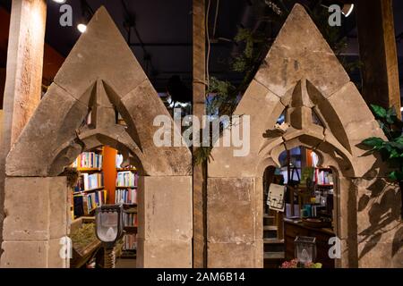 Vue avant sur les arches en pierre décoratives dans la bibliothèque de la maison. Intérieur de la bibliothèque maison placée au sous-sol. Éléments rocheux intérieurs décoratifs Banque D'Images