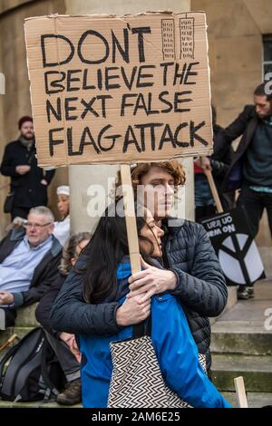 Londres, Royaume-Uni. 11Th Jan, 2020. 'Ne pas croire l'attaque sous fausse bannière". Après l'assassinat de Qassem Soleimani à Bagdad par les États-Unis et l'augmentation de la tension au Moyen-Orient, les manifestants ont défilé dans le centre de Londres à la demande "pas de guerre sur l'Iran", "pas de guerre en Irak et les troupes 'hors de l'Irak". Ensuite, ils se sont rassemblés à Trafalgar Square d'entendre les discours d'un certain nombre de personnes y compris Jeremy Crobyn. L'événement était organisé conjointement par la Coalition contre la guerre et la campagne pour le désarmement nucléaire et des événements similaires ont eu lieu à travers le Royaume-Uni. Crédit : David Rowe/Alamy Live News Banque D'Images