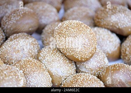 Arrondir les petits pains aux graines de sésame. Petits pains hamburger à base de farine de seigle. Banque D'Images