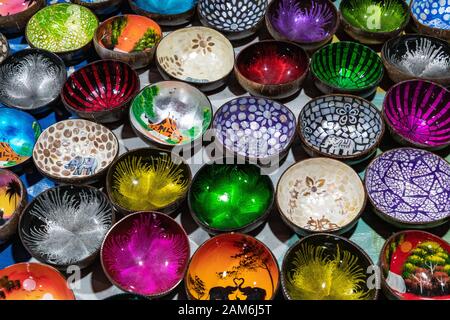 Bols de laque colorée de souvenirs sur le marché à Luang Prabang au Laos. Des œuvres de la population locale. Banque D'Images