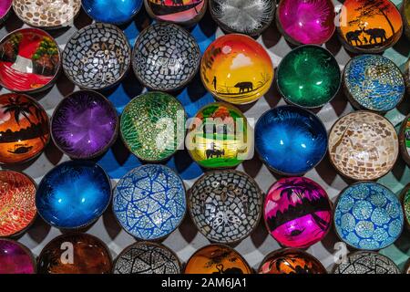 Bols de laque colorée de souvenirs sur le marché à Luang Prabang au Laos. Des œuvres de la population locale. Banque D'Images