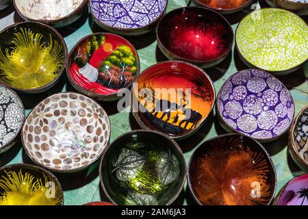 Bols de laque colorée de souvenirs sur le marché à Luang Prabang au Laos. Des œuvres de la population locale. Banque D'Images