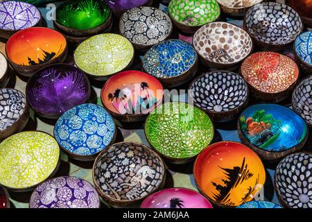 Bols de laque colorée de souvenirs sur le marché à Luang Prabang au Laos. Des œuvres de la population locale. Banque D'Images