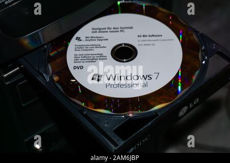 WILDFLECKEN, BAVIÈRE, ALLEMAGNE - 11 JANVIER 2020 Un DVD Microsoft Windows 7 original dans un lecteur de DVD Banque D'Images