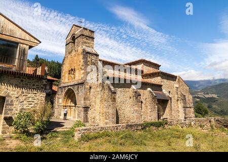 Cabezon De Liebana, Espagne. L'Église de Santa Maria (Église Sainte-Marie) dans le village de Piasca Banque D'Images