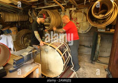 James Hamilton avec son fils Glen (L) et son nouveau tambour Lambeg lors de son atelier dans son atelier de Carrickfergus dans le comté d'Antrim, le mercredi 10 juillet 2019. (Photo de Paul McErlane) Banque D'Images