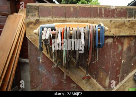 Outils du commerce - James Hamilton avec son fils Glen avec son tambour Lambeg nouvellement conçu à son atelier dans son atelier Carrickfergus dans le comté d'Antrim, mercredi 10 juillet 2019. (Photo de Paul McErlane) Banque D'Images