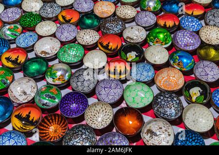 Bols de laque colorée de souvenirs sur le marché à Luang Prabang au Laos. Des œuvres de la population locale. Banque D'Images