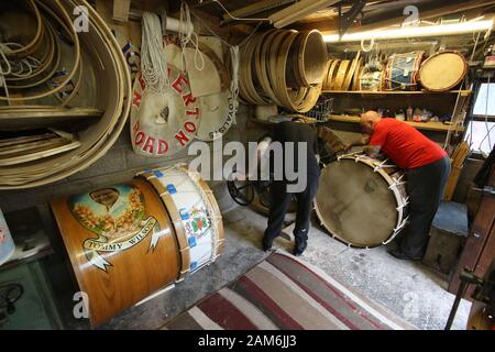 James Hamilton et son fils Glen travaillent avec leur propre presse à tambour avec un tambour Lambeg nouvellement conçu à son atelier dans son atelier de Carrickfergus dans le comté d'Antrim, mercredi 10 juillet 2019. (Photo de Paul McErlane) Banque D'Images