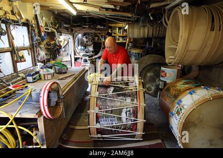 James Hamilton avec son fils Glen et son nouveau tambour Lambeg lors de son atelier dans son atelier de Carrickfergus dans le comté d'Antrim, le mercredi 10 juillet 2019. (Photo de Paul McErlane) Banque D'Images