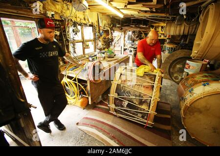 James Hamilton avec son fils Glen et son nouveau tambour Lambeg lors de son atelier dans son atelier de Carrickfergus dans le comté d'Antrim, le mercredi 10 juillet 2019. (Photo de Paul McErlane) Banque D'Images