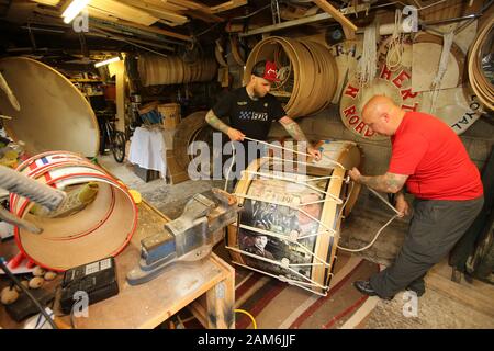 James Hamilton avec son fils Glen et son nouveau tambour Lambeg lors de son atelier dans son atelier de Carrickfergus dans le comté d'Antrim, le mercredi 10 juillet 2019. (Photo de Paul McErlane) Banque D'Images