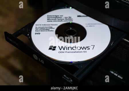 WILDFLECKEN, BAVIÈRE, ALLEMAGNE - 11 JANVIER 2020 Un DVD Microsoft Windows 7 original dans un lecteur de DVD Banque D'Images