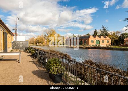 Valladolid, Espagne. Le Darsena (quai) du canal de Castilla (canal de Castille), construit au XVIIIe siècle Banque D'Images