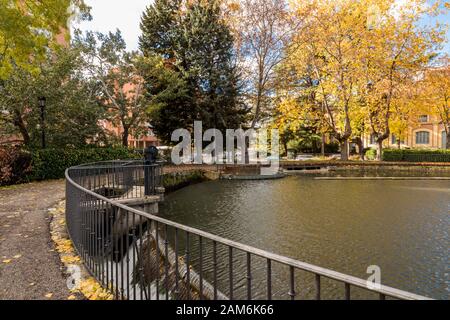 Valladolid, Espagne. Le Darsena (quai) du canal de Castilla (canal de Castille), construit au XVIIIe siècle Banque D'Images