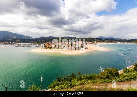 Ribadesella, Espagne. Vue sur la ville côtière de Ribadesella dans les Asturies lors d'une chaude journée d'été Banque D'Images