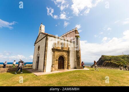 Ribadesella, Espagne. Vue sur la Capilla de la Virgen de la Guia (chapelle Notre-Dame de la Guia) Banque D'Images