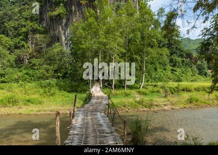 Escalier à Patok Nong Khiaw en grotte - Laos Banque D'Images