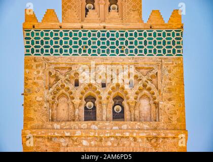 Détail De La Mosquée Islamique. C'est un ancien bâtiment architectural au milieu de la ville marocaine. C'est un bâtiment typiquement marocain avec des briques rouges. Banque D'Images