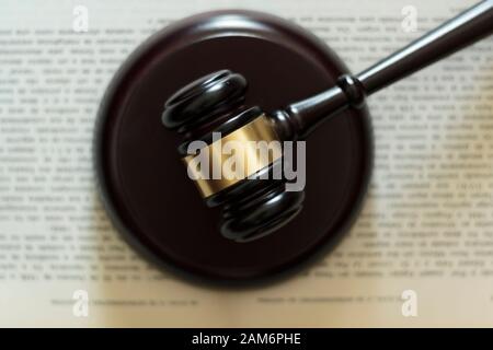 Vue de dessus du gavel du juge en haut du livre ouvert Banque D'Images