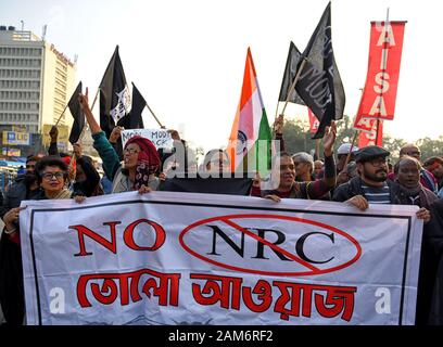 Kolkata, Inde. Jan 11, 2019. Les manifestants tenir une bannière et de drapeaux pendant la manifestation.Manifestation contre la visite du Premier Ministre indien Narendra Modi et aussi contre l'amendement de la Citoyenneté (Loi) ou de la cabine qui accorde la nationalité indienne aux non-musulmans d'Afghanistan, du Pakistan et du Bangladesh qui a été adoptée par le Gouvernement indien en décembre 2019 et a créé la violence, grève et manifestation dans le l'Inde. Credit : Avishek Das/SOPA Images/ZUMA/Alamy Fil Live News Banque D'Images