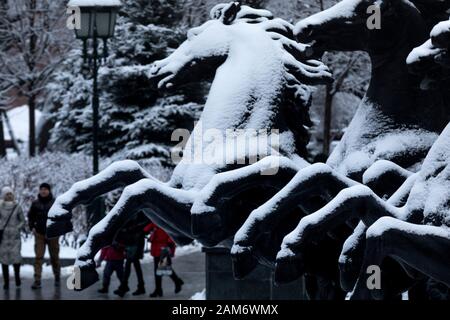 Moscou, Russie. 11 janvier, 2020 Quatre chevaux sculpture sur Carré Manezhnaya dans Moscoow centrale sur le couvercle avec de la neige en hiver Banque D'Images