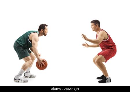 De toute la longueur de deux équipes de joueurs de basket-ball de l'autre jouant un match isolé sur fond blanc Banque D'Images