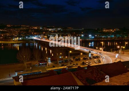 Vue générale sur la rivière Mondego la nuit à Coimbra Portugal Banque D'Images