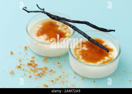 Vue rapprochée de deux portions de dessert crème saumulée, surmontées de sucre caramélisé et de vanille Banque D'Images