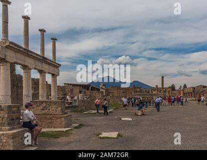 Pompéi, ITALIE - 26 septembre 2017 : Pompéi a été enterrée sous cendres dans l'éruption du Vésuve en 79. C'est un site classé au patrimoine mondial de l'UNESCO et un o Banque D'Images